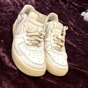White nike Air Force 1’s